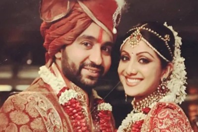 'Chợ chú rể' tồn tại 700 năm: Đàn ông đứng tạo dáng, chờ 'nhà gái' đến chọn