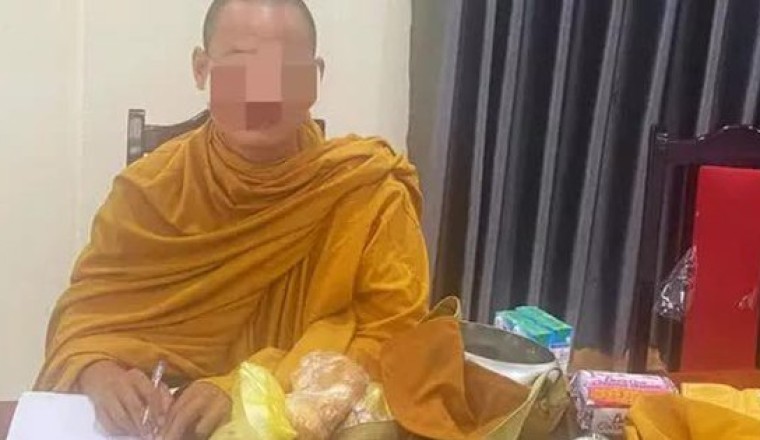 Giả nhà sư đi khất thực, lập sổ sách nhận tiền từ nhà hảo tâm