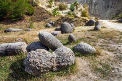 Bí ẩn loại đá kỳ lạ ở Romania: Sinh trưởng như cơ thể sống