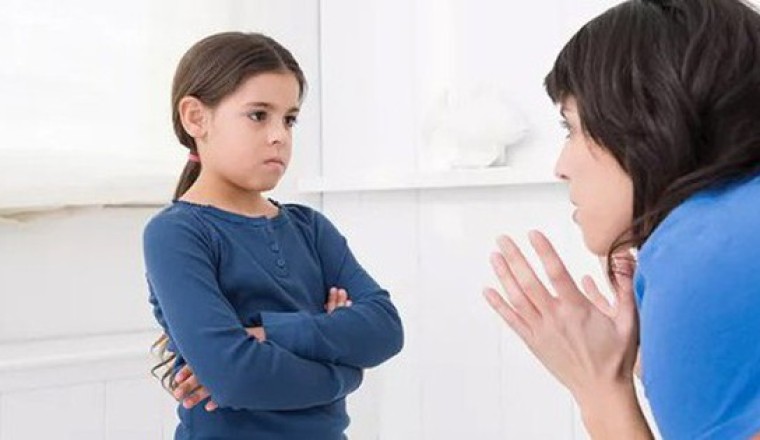 13 dấu hiệu bố mẹ quá nghiêm khắc với con