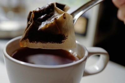 Nghiên cứu khoa học: Con người uống trọn 11,6 tỷ hạt vi nhựa khi ngâm túi lọc trà trong nước nóng 95 độ C