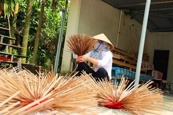 Làm hương trầm ở làng Thủy Xuân gần lăng vua Tự Đức