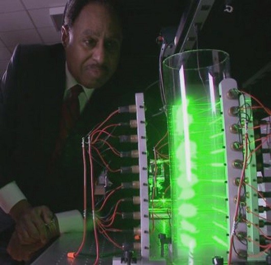 GS. Ronald Mallet bên cỗ máy du hành trong thời gian