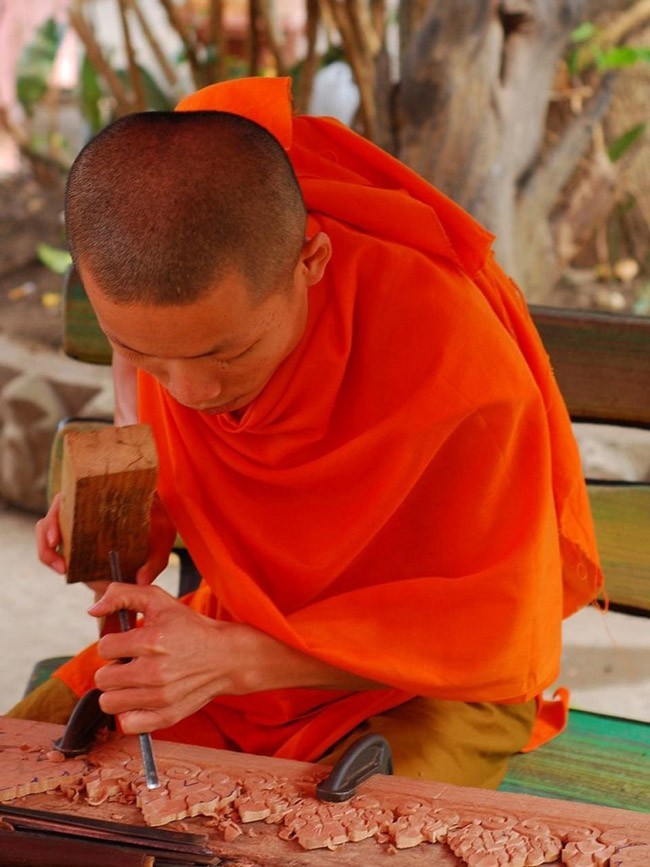 Chạm khắc gỗ