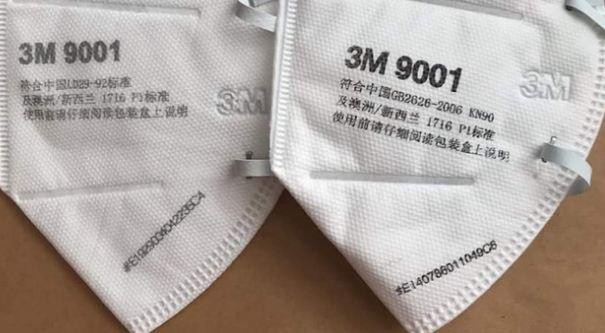 Bên trái là hàng thật có phần chữ in mờ nhưng sắc nét. Bên phải là hàng giả với phần chữ in đậm nhưng lem luốc