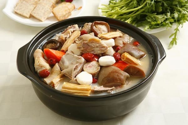 Cổ nhân đã dùng thịt dê, gan dê, dạ dày dê, phổi dê, thận dê, tinh hoàn dê, tiết dê xương dê để làm thuốc như sau: