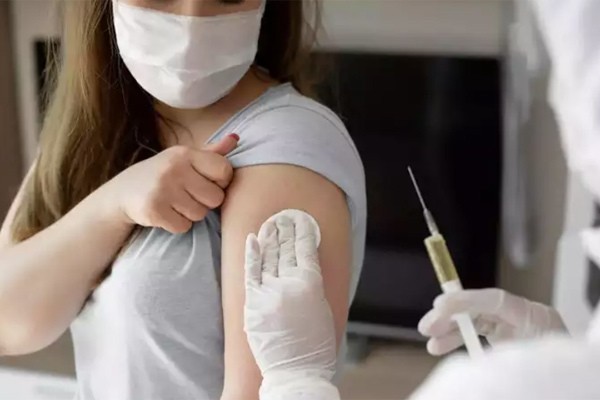 Phụ nữ thường có tác dụng phụ sau tiêm nhiều hơn nam giới do sự khác biệt hệ miễn dịch, hormone.