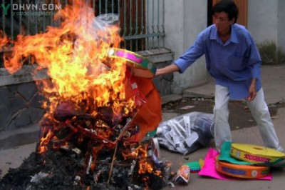 Bạn hãy cho biết ở đâu người dân đến cúng bái đốt nhiều vàng mã nhất