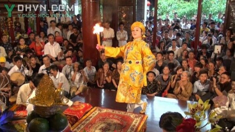 Khi người xuất gia hầu đồng, thờ lạy Thần thánh