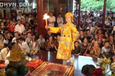 Khi người xuất gia hầu đồng, thờ lạy Thần thánh