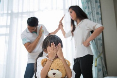 Cha mẹ cãi nhau ảnh hưởng như thế nào đến sự phát triển của trẻ?