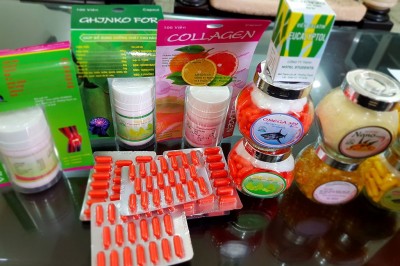 Tiêu hủy 2 tấn thực phẩm chức năng 'bẩn'được ghi nhãn là dầu gấc, tinh chất nghệ nano, OMEGA, COLLAGEN, VTM-Gluco, viên Gelatin 