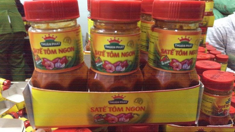Cảnh sát ập vào cơ sở sản xuất bắt giữ hàng nghìn lọ sa tế giả ngày giáp Tết