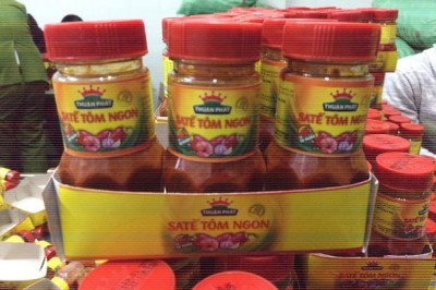 Cảnh sát ập vào cơ sở sản xuất bắt giữ hàng nghìn lọ sa tế giả ngày giáp Tết