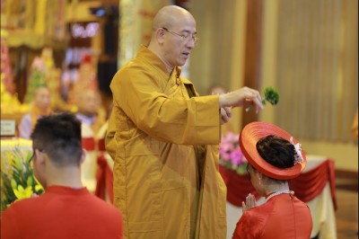 Thuyền Theo Lái, Gái Theo Chồng?