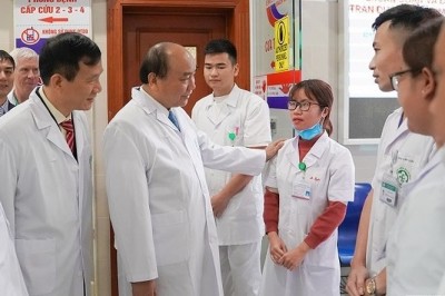 Thủ tướng Nguyễn Xuân Phúc: Các y, bác sĩ chính là những người anh hùng thầm lặng