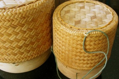 Du khách đến Lào đều xúm vào mua những món quà lưu niệm này