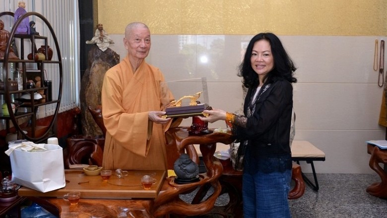 Nữ doanh nhân cúng 5 tỷ đồng vào quỹ đời sống Tăng Ni sinh