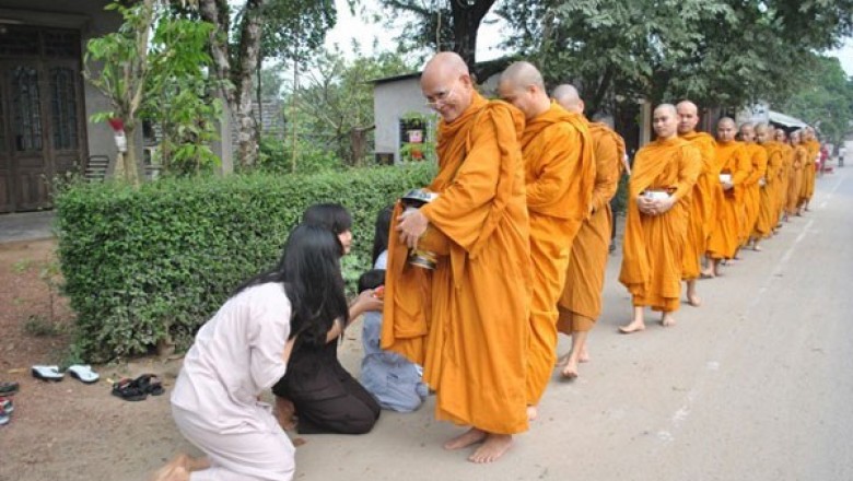 Hỏi đáp Phật học: Cúng dường là gì