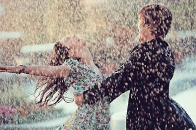 Người đưa ô và người đi cùng dưới mưa ai yêu bạn nhất