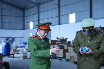 Thu giữ hàng nghìn chai nước rửa tay khô không công bố tiêu chuẩn chất lượng