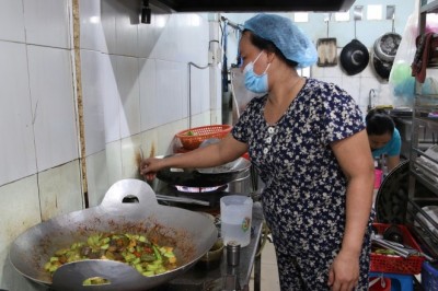 Ấm lòng phần cơm chay miễn phí tặng người nghèo mùa dịch