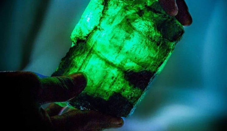 Tìm thấy đá quý đắt hơn kim cương, nặng 1,1kg ở hầm mỏ Zambia
