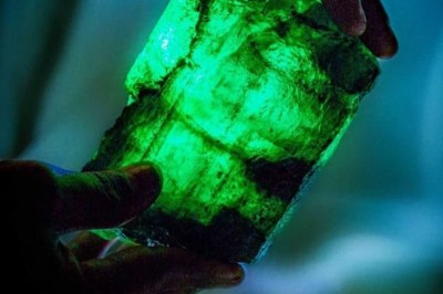 Tìm thấy đá quý đắt hơn kim cương, nặng 1,1kg ở hầm mỏ Zambia