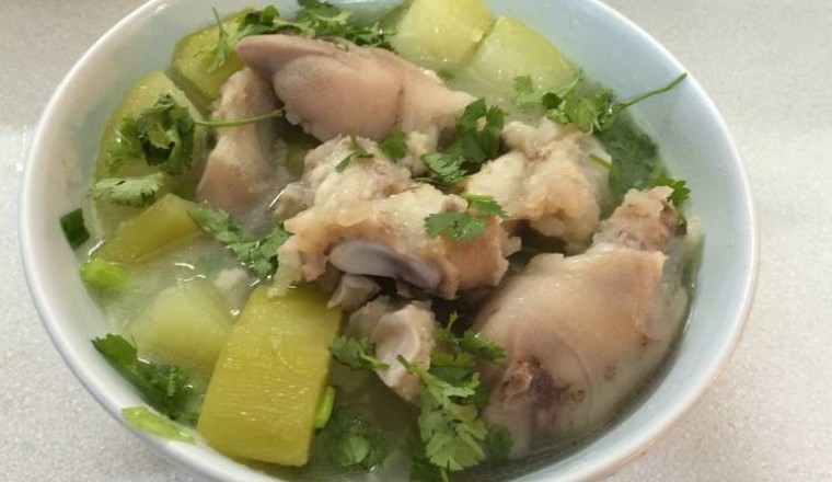 Có nên ăn móng giò thường xuyên để tiết sữa?