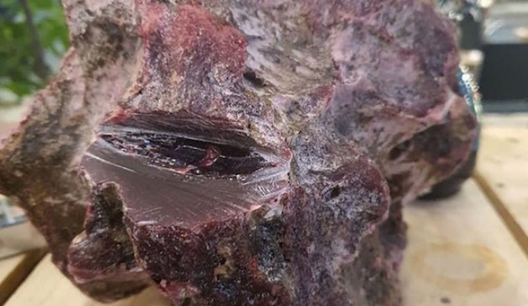 Quảng ngãi: Ngư dân lặn tìm được cục đá lạ bán 1,2 tỉ đồng