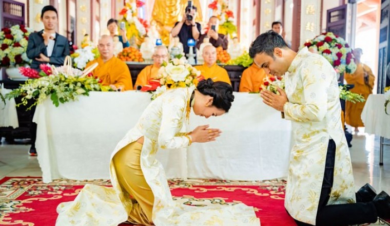 Hạnh phục gia đình: Vợ chồng phải cung kính nhau
