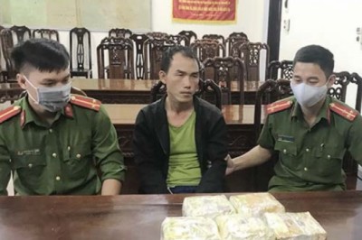 Pháp luật: Bác sĩ người Lào mang 5 kg ma túy vào Việt Nam