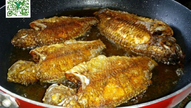 Tại sao cá ướp muối rán không bị sát chảo?