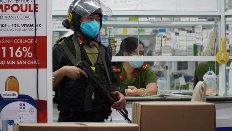 Cảnh sát khám xét nhiều nhà thuốc tây ở Đồng Nai