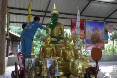 Phát hiện một chú rắn leo lên tượng Phật và không muốn rời đi