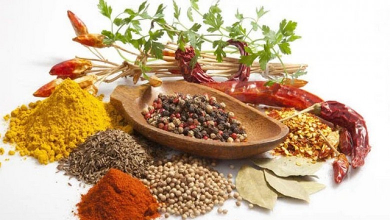 Quế, Rau húng, Củ nghệ, Tỏi, Rau thì là, Ớt cay, Bạc hà, Rau kinh giới, Rau ngò có tác dụng tốt cho sức khỏe
