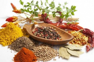 Quế, Rau húng, Củ nghệ, Tỏi, Rau thì là, Ớt cay, Bạc hà, Rau kinh giới, Rau ngò có tác dụng tốt cho sức khỏe