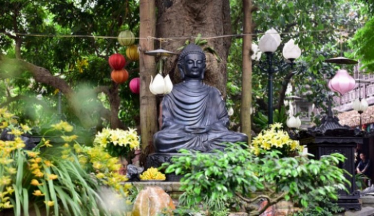 Tượng Phật từ đá quý nguyên khối trong ngôi chùa nghìn năm tuổi ở Hà Nội