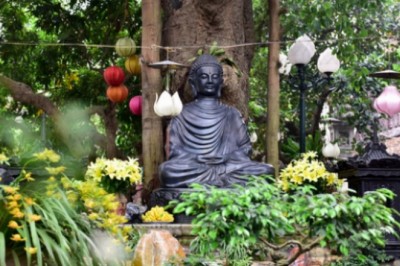 Tượng Phật từ đá quý nguyên khối trong ngôi chùa nghìn năm tuổi ở Hà Nội