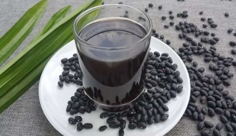 Uống nước đậu đen rang có tác dụng kỳ diệu cho sức khỏe và đẹp ít người biết