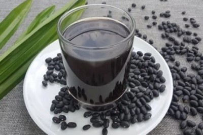 Uống nước đậu đen rang có tác dụng kỳ diệu cho sức khỏe và đẹp ít người biết