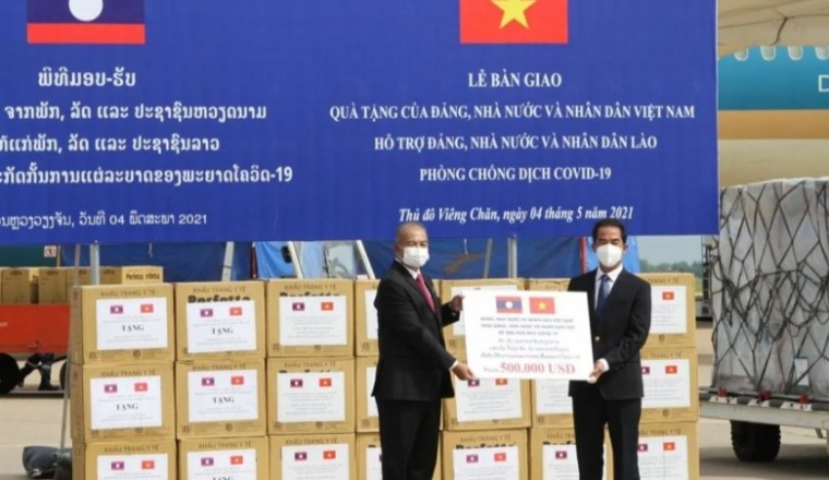 Việt Nam là quốc gia đầu tiên hỗ trợ Lào đối phó với sự bùng phát của dịch Covid-19