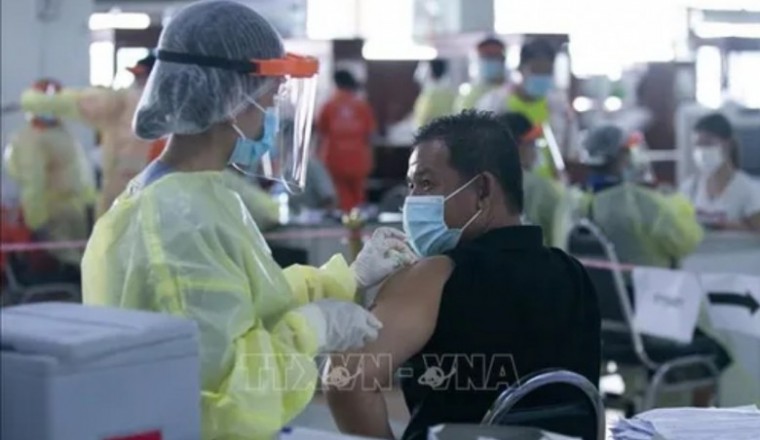 Lào cấm tiêm kết hợp các vaccine ngừa COVID-19 khác nhau
