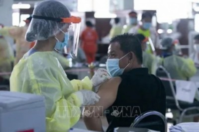 Lào cấm tiêm kết hợp các vaccine ngừa COVID-19 khác nhau