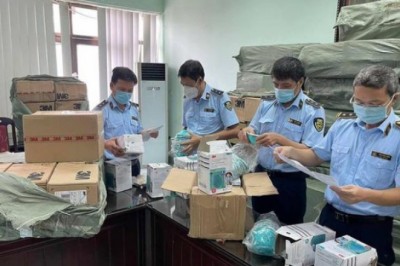 Hà Nội: Đột kích kho hàng khổng lồ, thu hơn 400.000 sản phẩm y tế nghi làm giả