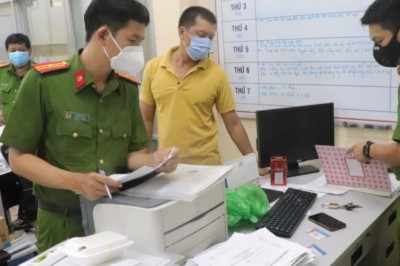 Bị bắt vì thu tiền người tiêm vaccine Covid-19