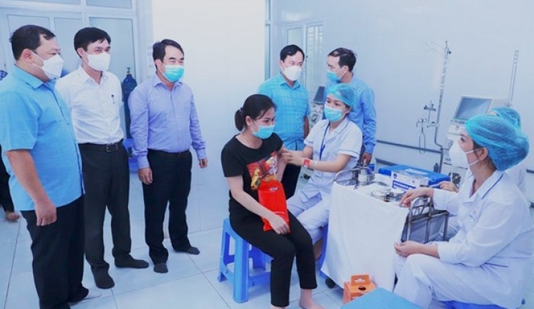 Chấn chỉnh tình trạng ưu tiên tiêm vắc-xin cho người nhà