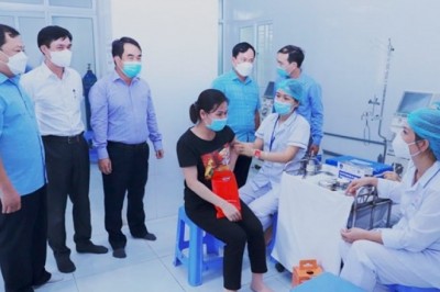 Chấn chỉnh tình trạng ưu tiên tiêm vắc-xin cho người nhà