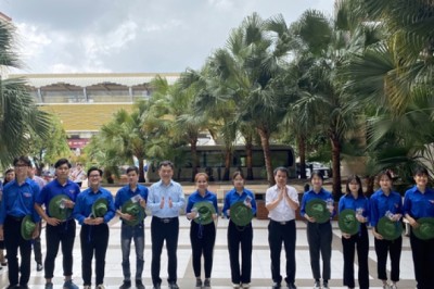 Thầy thuốc khám chữa bệnh và cấp thuốc miễn phí cho bà con vùng xa tỉnh Bắc Kạn