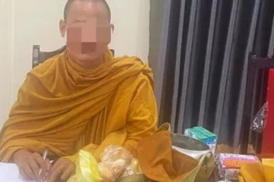 Giả nhà sư đi khất thực, lập sổ sách nhận tiền từ nhà hảo tâm